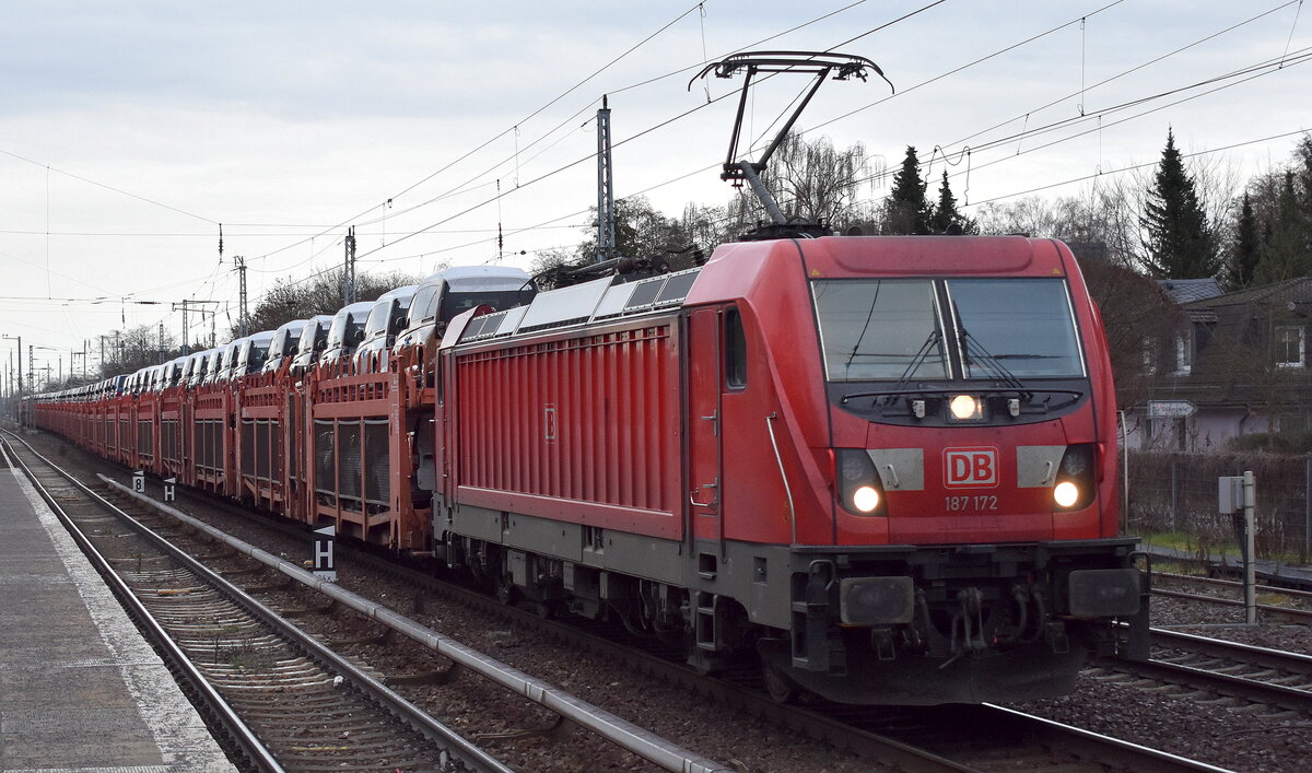 DB Cargo AG [D] mit ihrer  187 172  [NVR-Nummer: 91 80 6187 172-2 D-DB] und einem Fahrzeug-Transportzug (VW Nutzfahrzeuge aus polnischer Produktion) am 02.01.23 Berlin Hirschgarten.
