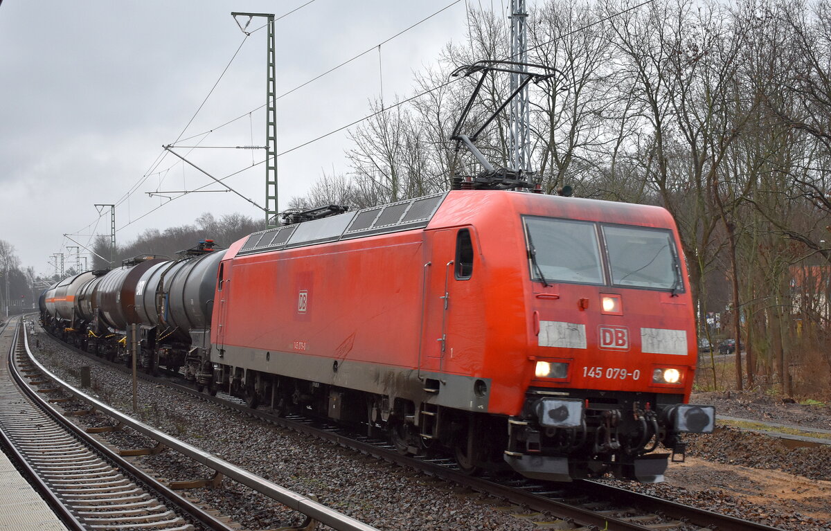 DB Cargo AG [D] mit ihrer  145 079-0  [NVR-Nummer: 91 80 6145 079-0 D-DB] und gemischtem Kesselwagenzug am 11.01.23 Berlin Buch.