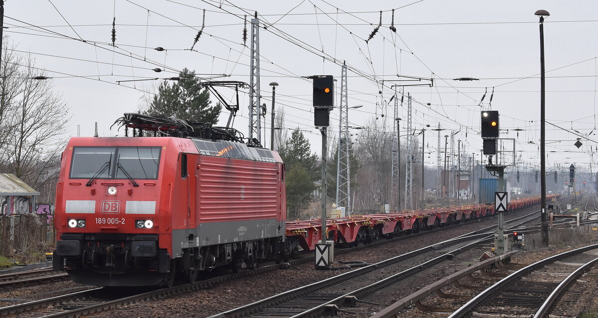 DB Cargo AG [D] mit ihrer  189 005-2  [NVR-Nummer: 91 80 6189 005-2 D-DB] und einem fast leeren Containerzug Richtung Frankfurt/Oder am 24.01.23 Berlin Hirschgarten.