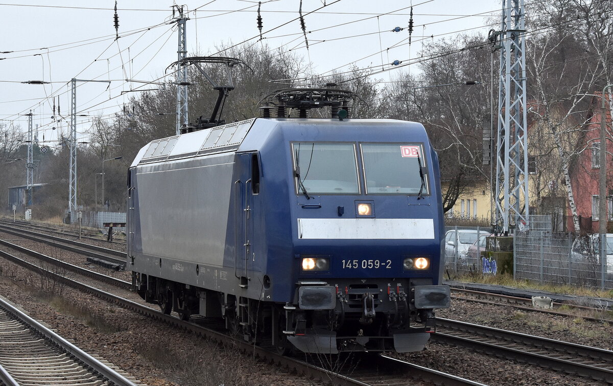 DB Cargo AG [D] mit ihrer  145 059-2  [NVR-Nummer: 91 80 6145 059-2 D-DB] nun also auch wieder in eigenem Diensten unterwegs am 24.01.23 Berlin Hirschgarten. 
