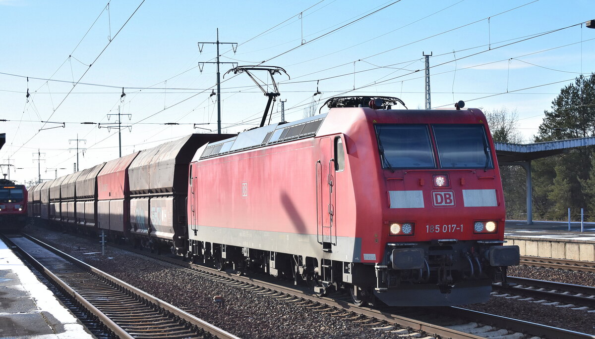 DB Cargo AG [D] mit ihrer  185 017-1  [NVR-Nummer: 91 80 6185 017-1 D-DB] und einem gemischten Güterzug Richtung Ziltendorf EKO am 07.02.23 Durchfahrt Bahnhof Flughafen BER Terminal 5