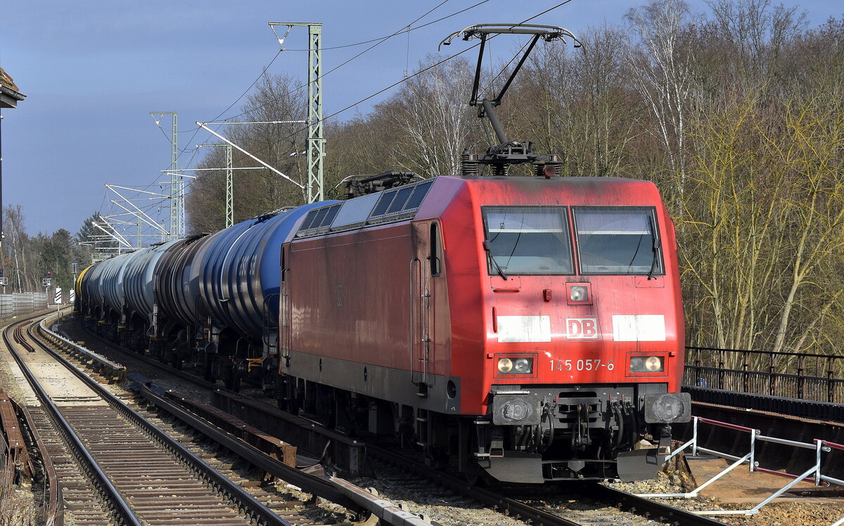 DB Cargo AG [D] mit ihrer  145 057-6  [NVR-Nummer: 91 80 6145 057-6 D-DB] und einem Kesselwagenzug am 16.02.23 Berlin Buch.
