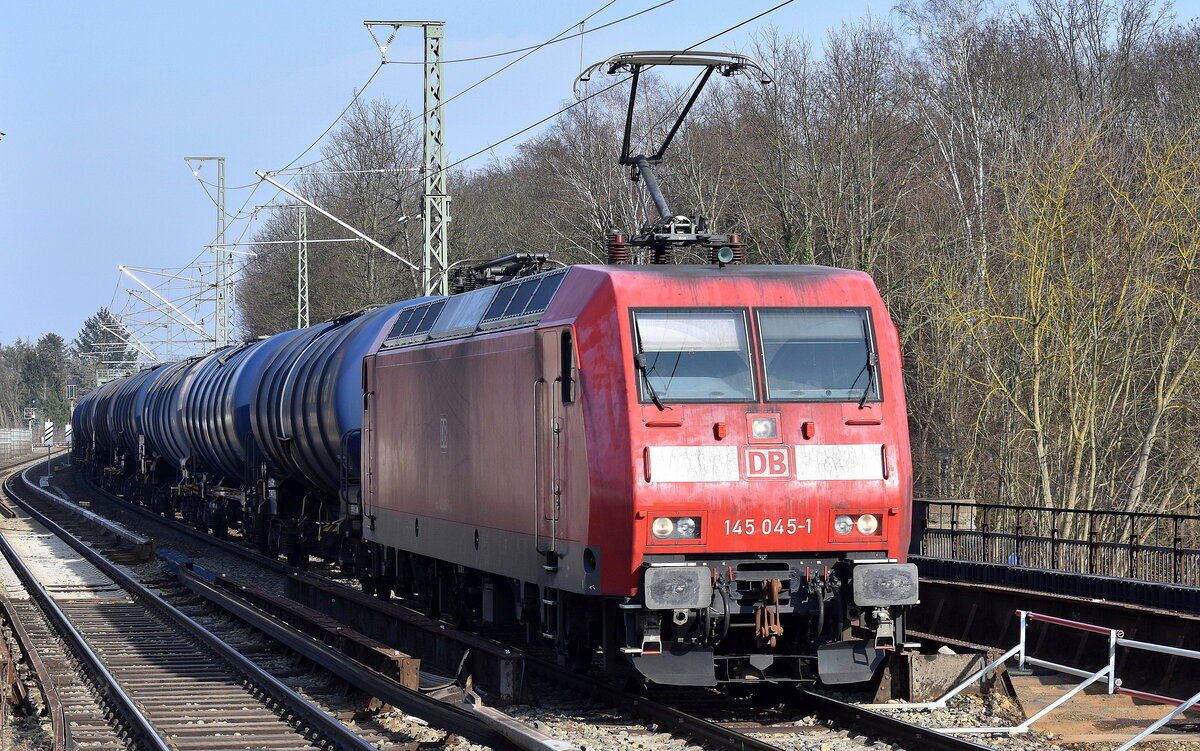 DB Cargo AG [D] mit ihrer  145 045-1  [NVR-Nummer: 91 80 6145 045-1 D-DB] und Kesselwagenzug am 16.02.23 Berlin Buch.