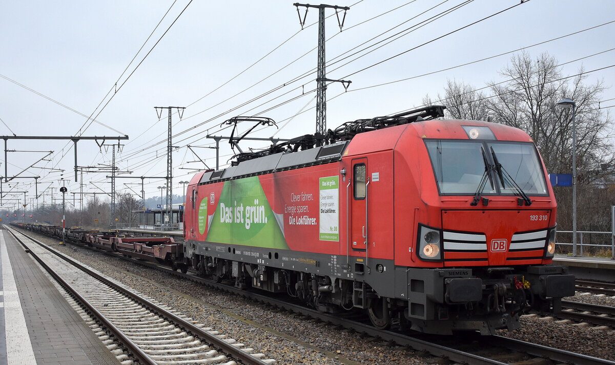 DB Cargo AG [D] mit ihrer  193 310  [NVR-Nummer: 91 80 6193 310-0 D-DB] und einem Ganzzug Containertragwagen (leer) am 09.03.23 Durchfahrt Bahnhof Golm.