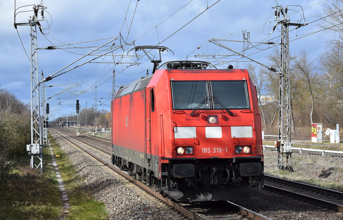 DB Cargo AG [D] mit ihrer  185 319-1  [NVR-Nummer: 91 80 6185 319-1 D-DB] am 13.03.23 Durchfahrt Bahnhof Berlin-Hohenschönhausen.