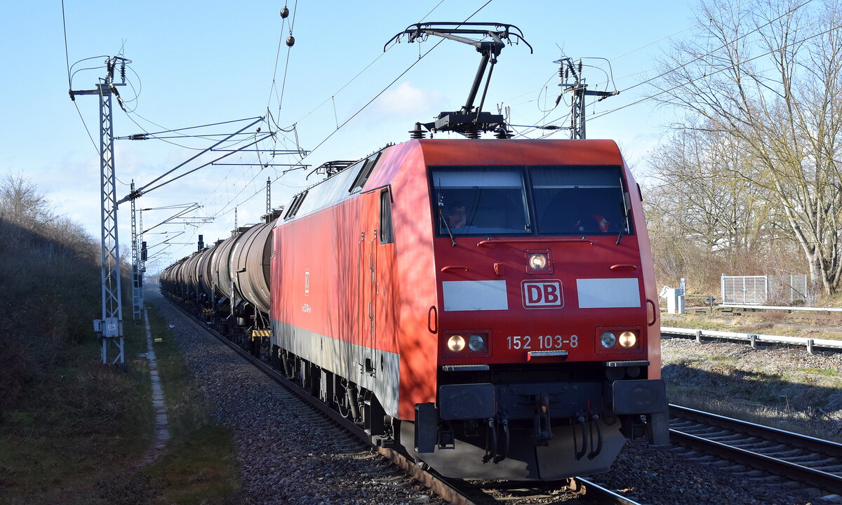 DB Cargo AG [D] mit ihrer  152 103-8  [NVR-Nummer: 91 80 6152 103-8 D-DB] und einem Kesselwagenzug (ohne UN-Nr.) am 15.03.23 Durchfahrt Bahnhof Berlin-Hohenschönhausen.