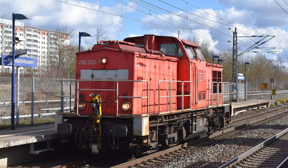 DB Cargo AG (D) mit ihrer  298 323-7  [NVR-Nummer: 98 80 3298 323-7 D-DB] am 15.03.23 Durchfahrt Bahnhof Berlin-Hohenschönhausen.