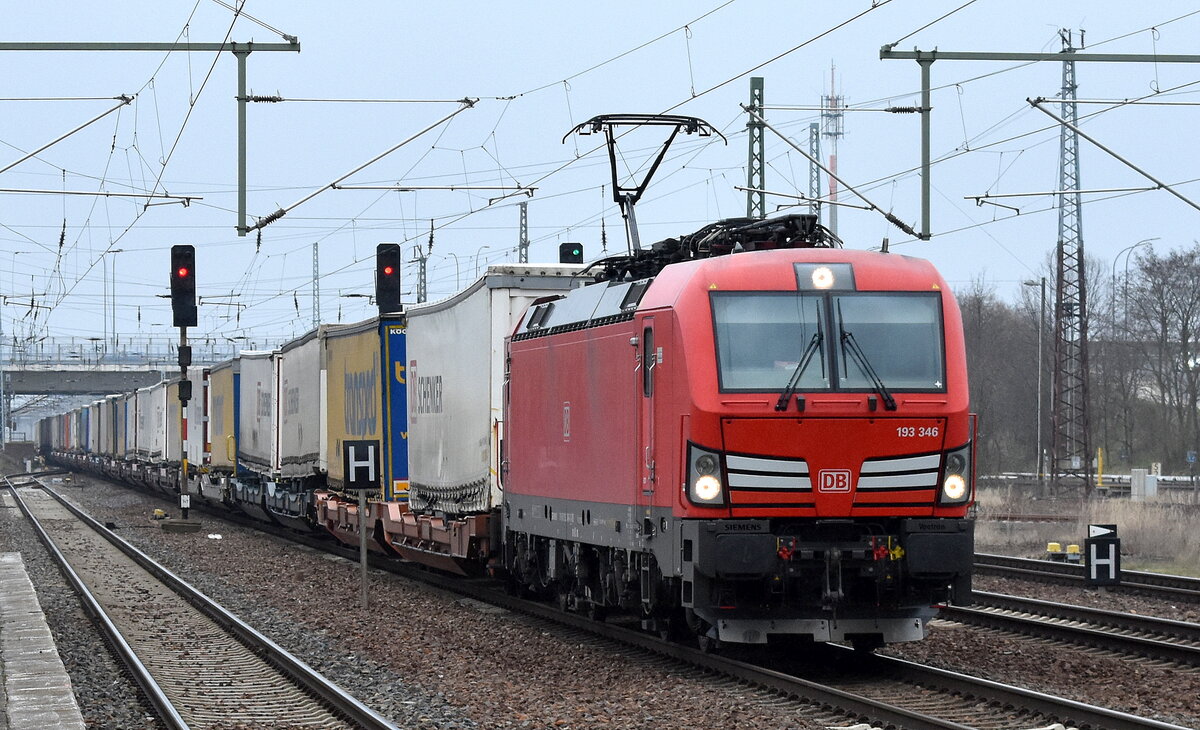 DB Cargo AG [D] mit ihrer  193 346  [NVR-Nummer: 91 80 6193 346-4 D-DB] und KLV-Zug ab Rostock Seehafen am 20.03.23 Durchfahrt Bahnhof Flughafen BER Terminal 5