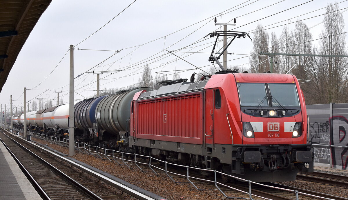 DB Cargo AG [D] mit ihrer  187 118  [NVR-Nummer: 91 80 6187 118-5 D-DB] und einem gemischten Kesselwagenzug am 21.03.23 Berlin Blankenburg.