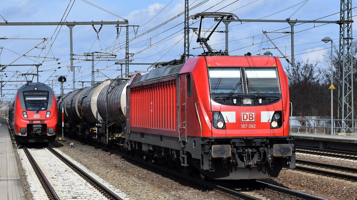 DB Cargo AG [D] mit  187 082  [NVR-Nummer: 91 80 6187 082-3 D-DB] mit Kesselwagenzug am 22.03.23 Durchfahrt Bahnhof Golm.