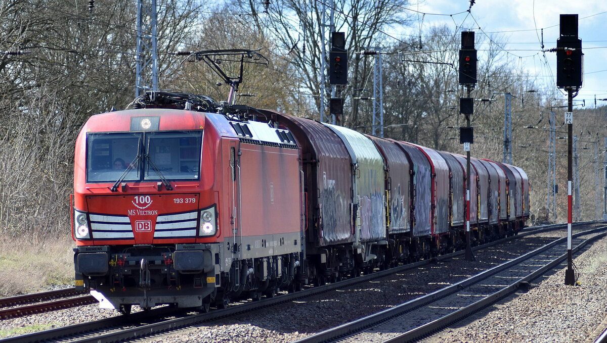 DB Cargo AG [D] mit ihrer  193 379  [NVR-Nummer: 91 80 6193 379-5 D-DB] und einem Coilzug am 28.03.23 Durchfahrt Bahnhof Saarmund.