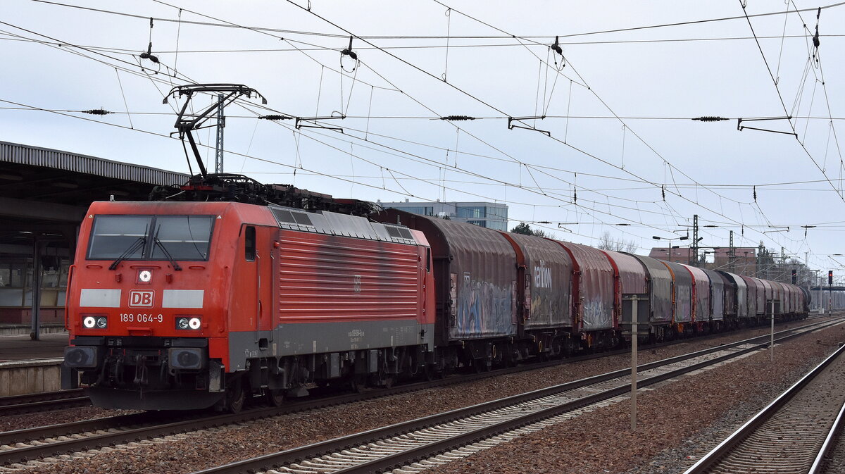 DB Cargo AG [D] mit ihrer  189 064-9  [NVR-Nummer: 91 80 6189 064-9 D-DB] und einem gemischten Güterzug Richtung Ziltendorf EKO am 20.03.23 Durchfahrt Bahnhof Flughafen BER Terminal 5