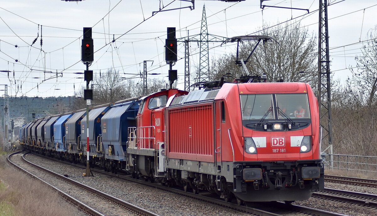 DB Cargo AG [D] mit ihrer  187 181  [NVR-Nummer: 91 80 6187 181-3 D-DB] +  294 619-2  (NVR:  98 80 3294 619-2 D-DB ) und einem Ganzzug gedeckter Schüttgutwagen mit schlagartiger Schwerkraft-Mittenentladung am Haken am 29.03.23 Durchfahrt Bahnhof Saarmund.