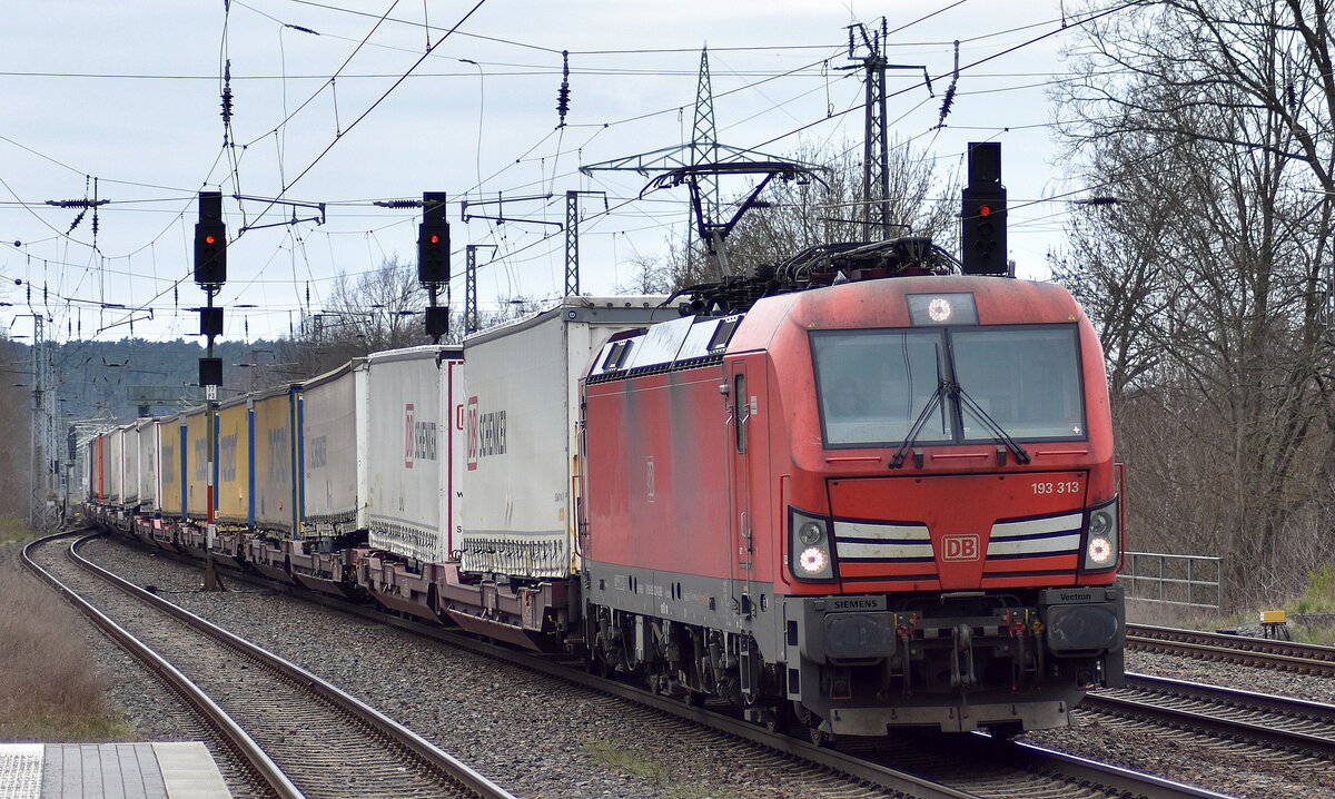 DB Cargo AG [D] mit ihrer  193 313  [NVR-Nummer: 91 80 6193 313-4 D-DB] und einem KLV-Zug am 29.03.23 Durchfahrt Bahnhof Saarmund.