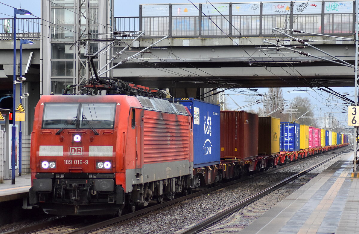 DB Cargo AG [D] mit ihrer  189 016-9  [NVR-Nummer: 91 80 6189 016-9 D-DB] und einem Containerzug am 30.03.23 Durchfahrt Bahnhof Berlin Hohenschönhausen.