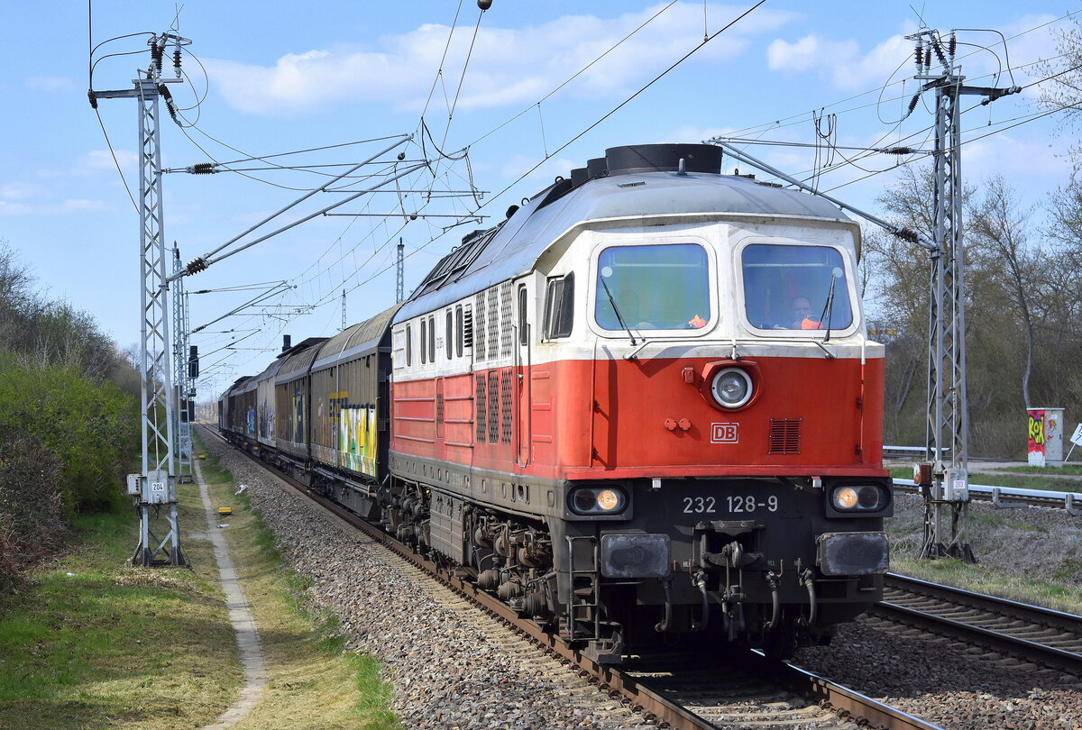 DB Cargo AG [D] mit ihrer  232 128-9  (NVR:  92 80 1232 128-9 D-DB ) und einigen Schiebewandwagen am 06.04.23 Durchfahrt Bahnhof Berlin Hohenschönhausen.