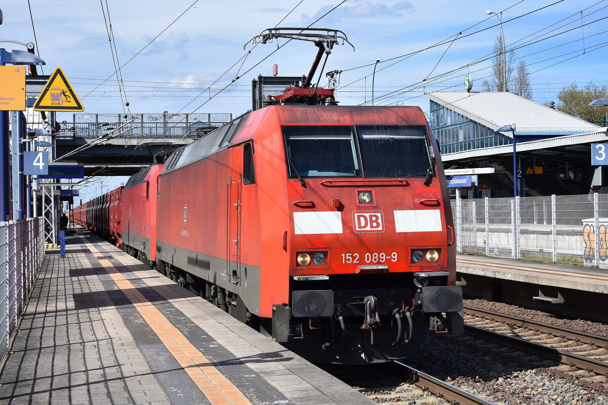 DB Cargo AG [D] mit der Doppeltraktion  152 089-9  [NVR-Nummer: 91 80 6152 089-9 D-DB] +  152 026-1  [NVR-Nummer: 91 80 6152 026-1 D-DB] und dem Erzzug aus Hamburg Richtung Ziltendorf EKO am 12.04.23 Durchfahrt Bahnhof Berlin Hohenschönhausen.