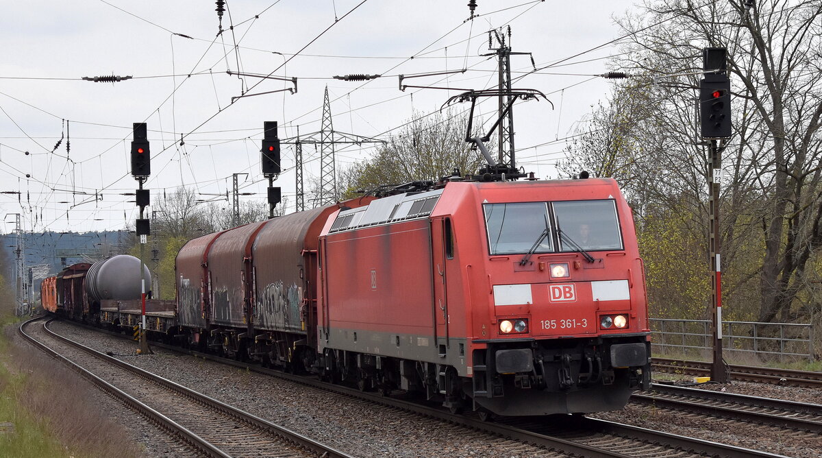 DB Cargo AG [D] mit ihrer  185 361-3  [NVR-Nummer: 91 80 6185 361-3 D-DB] und einem gemischten Güterzug am 18.04.23 Durchfahrt Bahnhof Saarmund.