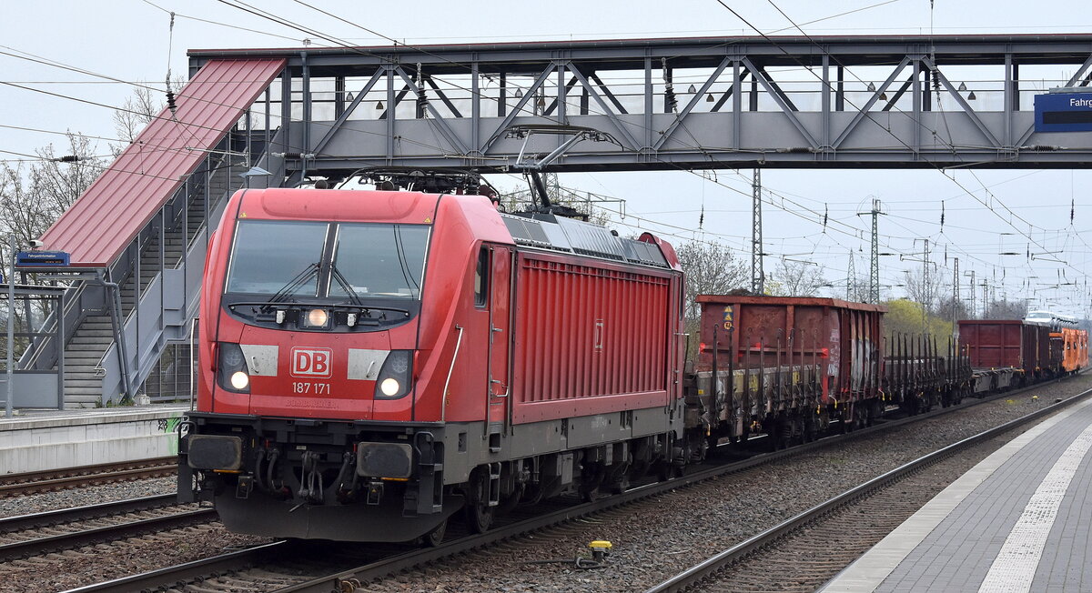 DB Cargo AG [D] mit ihrer  187 171  [NVR-Nummer: 91 80 6187 171-4 D-DB] und einem gemischten Güterzug Richtung Rbf. Seddin am 18.04.23 Durchfahrt Bahnhof Saarmund.