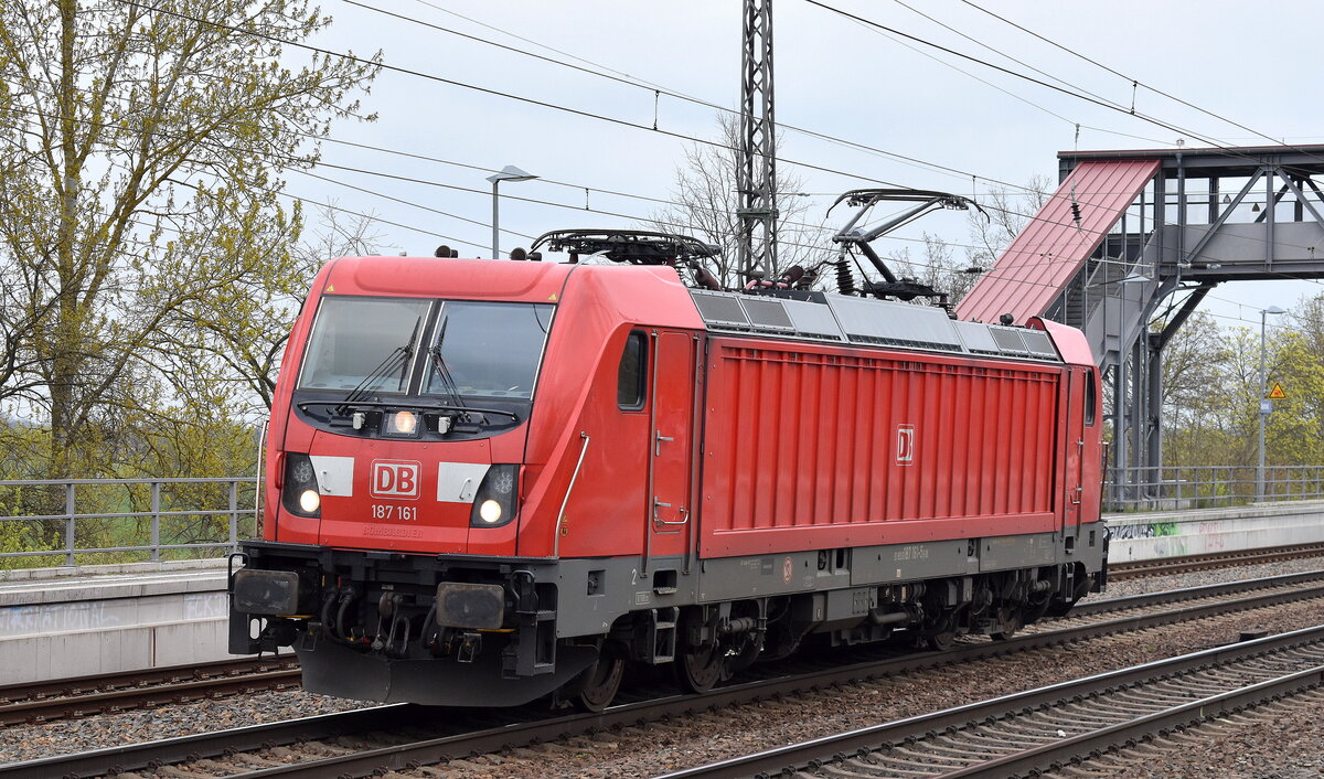 DB Cargo AG [D] mit ihrer  187 161  [NVR-Nummer: 91 80 6187 161-5 D-DB] am 18.04.23 Durchfahrt Bahnhof Saarmund.