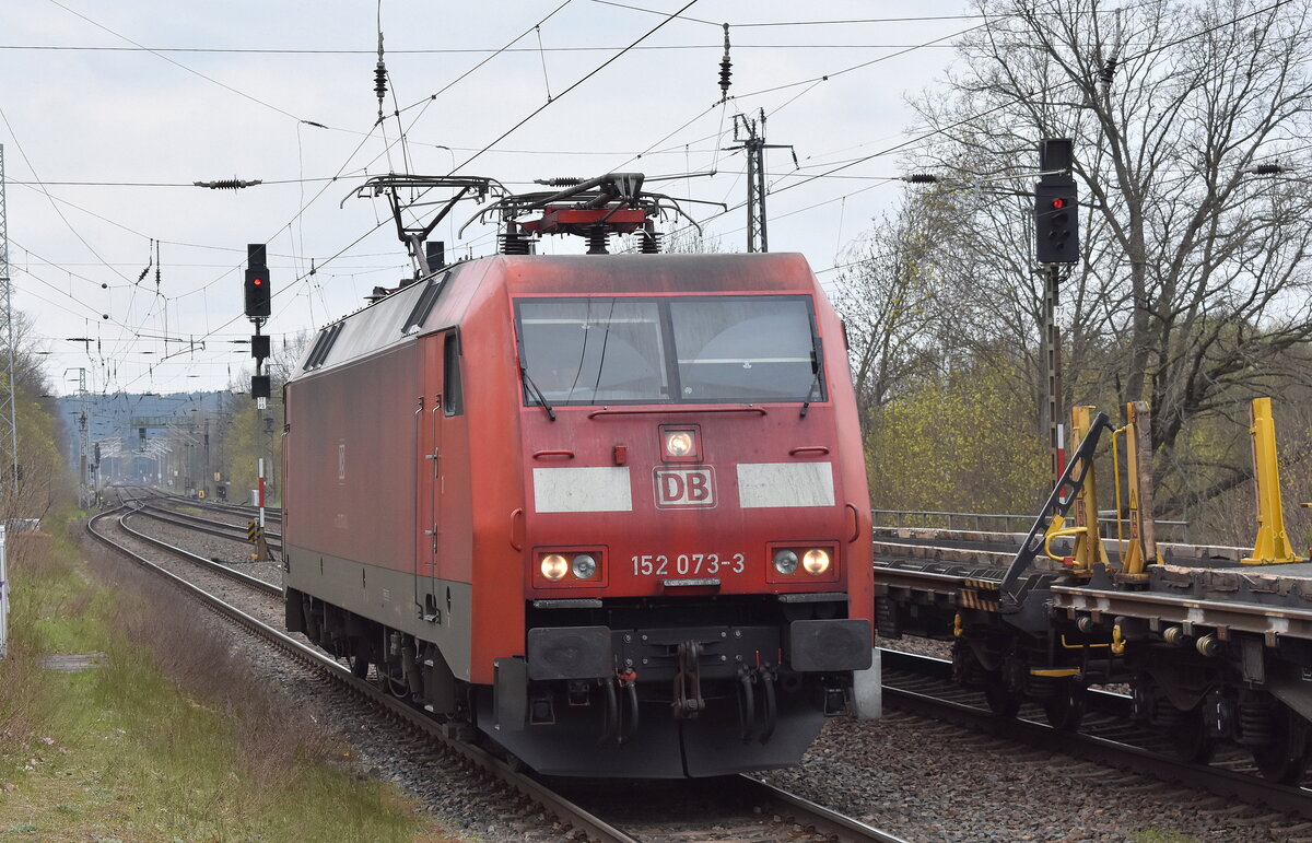 DB Cargo AG [D] mit ihrer  152 073-3  [NVR-Nummer: 91 80 6152 073-3 D-DB] am 18.04.23 Durchfahrt Bahnhof Saarmund.