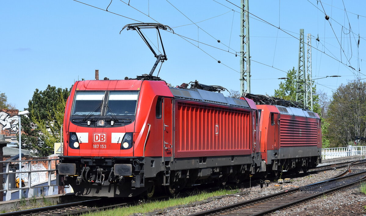 DB Cargo AG [D] mit ihrer  187 153  [NVR-Nummer: 91 80 6187 153-2 D-DB] +   189 016-9  [NVR-Numer: 91 80 6189 016-9 D-DB] am Haken am 03.05.23 Vorbeifahrt Bahnhof Magdeburg Neustadt.