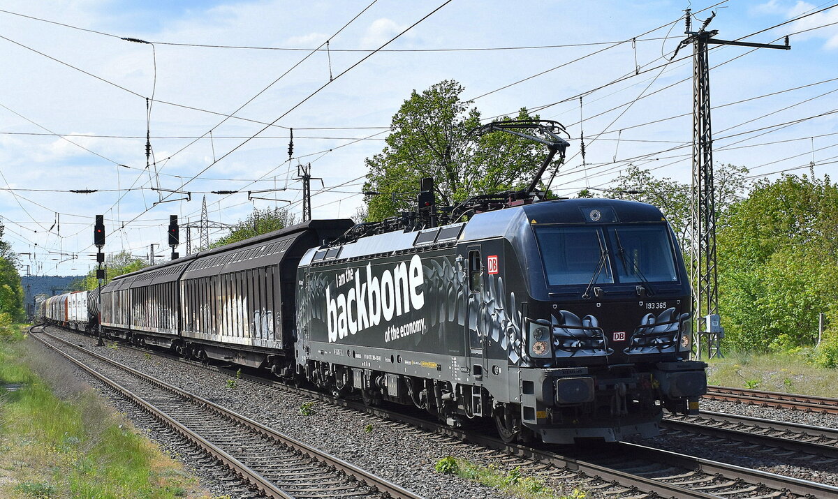 DB Cargo AG [D] mit ihrer  193 365  [NVR-Nummer: 91 80 6193 365-4 D-DB] und einem gemischten Güterzug am 10.05.23 Durchfahrt Bahnhof Saarmund.