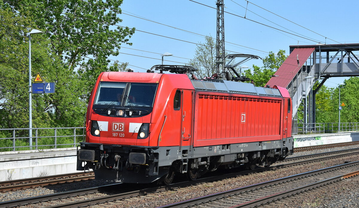 DB Cargo AG [D] mit ihrer  187 120  [NVR-Nummer: 91 80 6187 120-1 D-DB] am 10.05.23 Durchfahrt Bahnhof Saarmund.