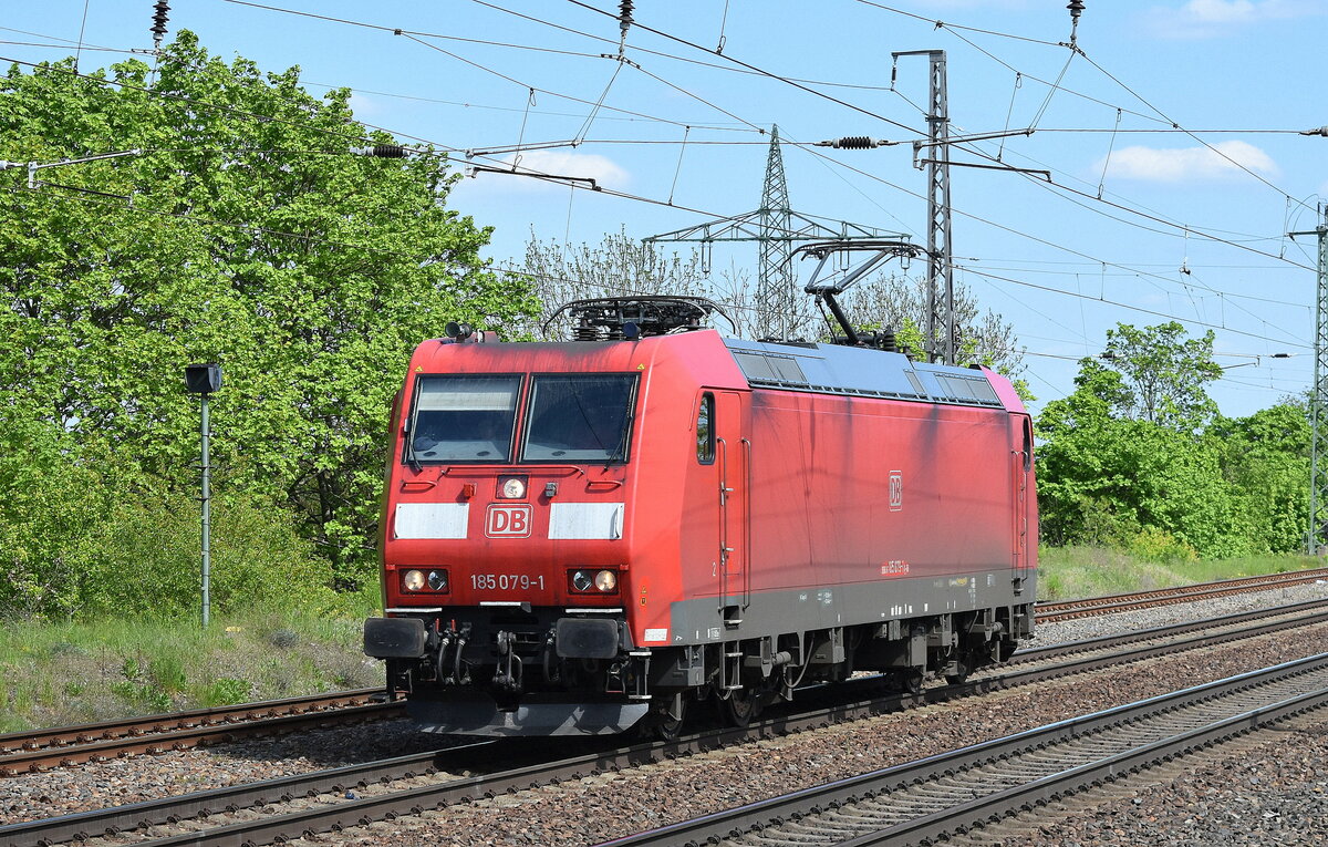 DB Cargo AG [D] mit ihrer  185 079-1  [NVR-Nummer: 91 80 6185 079-1 D-DB] am 10.05.23 Durchfahrt Bahnhof Saarmund.