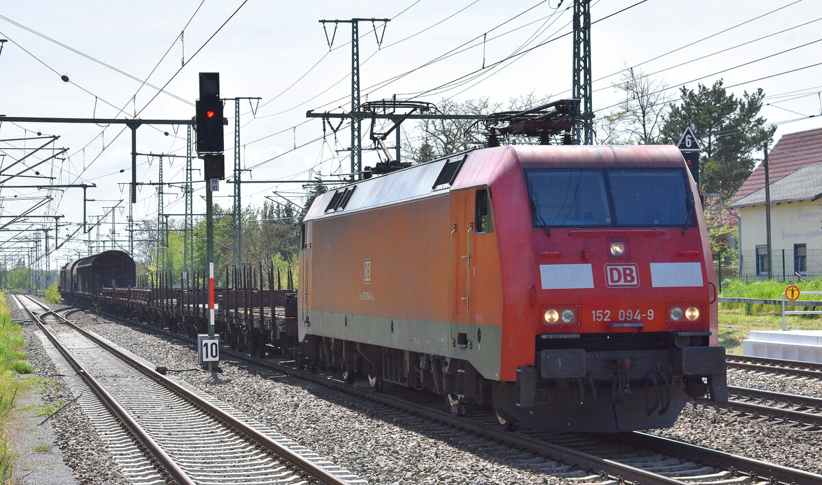 DB Cargo AG [D] mit ihrer  152 094-9  [NVR-Nummer: 91 80 6152 094-9 D-DB] und einem gemischten Güterzug am 10.05.23 Durchfahrt Bahnhof Golm.