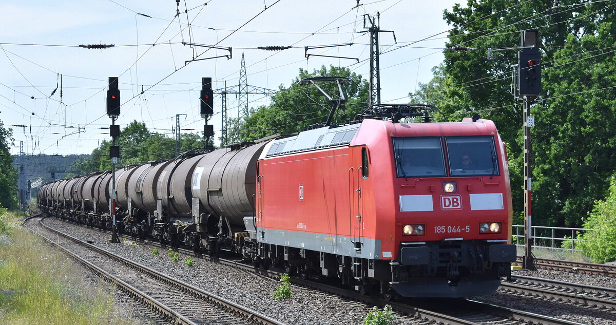 DB Cargo AG [D] mit ihrer  185 044-5  [NVR-Nummer: 91 80 6185 044-5 D-DB] und einem Kesselwagenzug am 31.05.23 Höhe Bahnhof Saarmund.