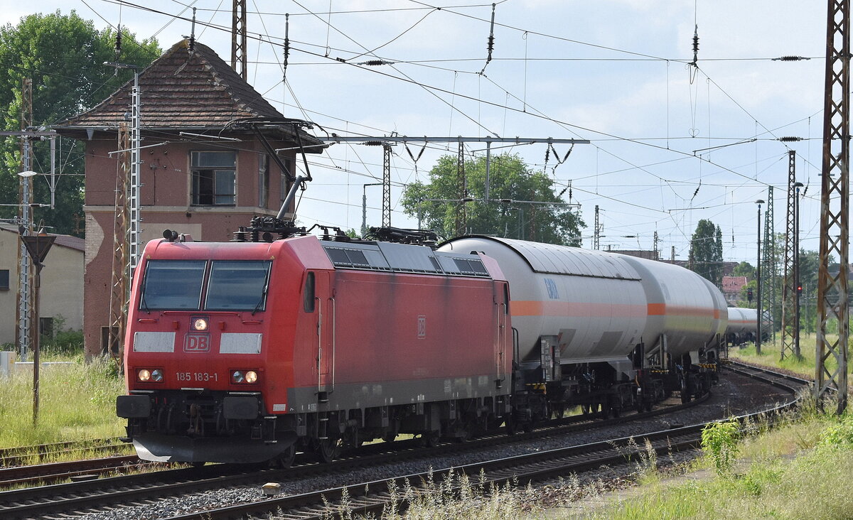 DB Cargo AG [D] mit ihrer  185 183-1  [NVR-Nummer: 91 80 6185 183-1 D-DB] und einem Ganzzug Druckgaskesselwagen am 24.05.23 Vorbeifahrt Bahnhof Frankfurt (Oder).