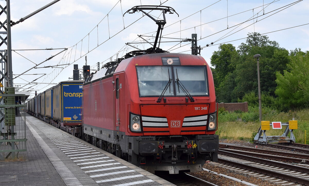 DB Cargo AG [D] mit ihrer  193 348  [NVR-Nummer: 91 80 6193 348-0 D-DB] und einem KLV-Zug am 08.06.23 Durchfahrt Bahnhof Jüterbog. 