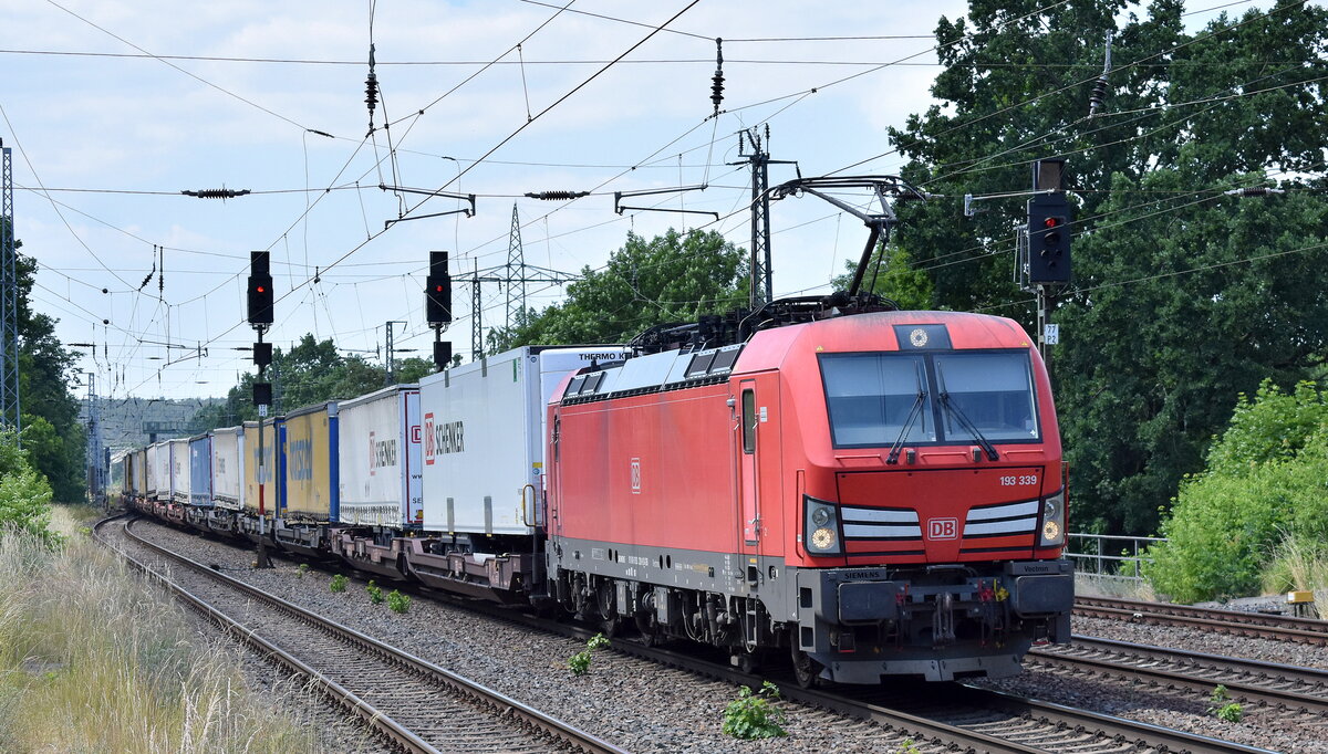 DB Cargo AG [D] mit ihrer  193 339  [NVR-Nummer: 91 80 6193 339-9 D-DB] und einem KLV-Zug am 12.06.23 Höhe Bahnhof Saarmund.