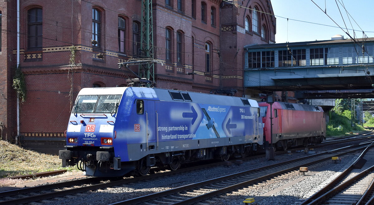 DB Cargo AG [D] mit ihrer  152 136-8  [NVR-Nummer: 91 80 6152 136-8 D-DB] und  152 018-8  [NVR-Nummer: 91 80 6152 018-8 D-DB] am Haken hielt kurz um einen TF. zusteigen zu lassen, 13.06.23 Bahnhof Hamburg-Harburg.