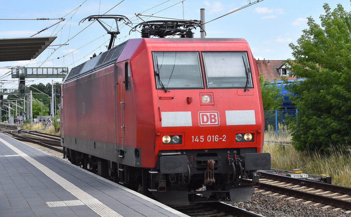 DB Cargo AG [D] mit ihrer  145 016-2  [NVR-Nummer: 91 80 6145 016-2 D-DB] am 29.06.23 Durchfahrt Bahnhof Lutherstadt Wittenberg-Piesteritz.