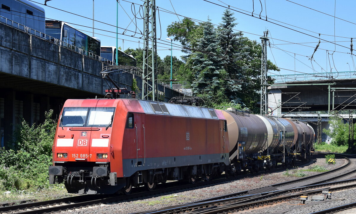 DB Cargo AG [D] mit ihrer  152 085-7  [NVR-Nummer: 91 80 6152 085-7 D-DB] und einem Kesselwagenzug am 13.06.23 Vorbeifahrt Bahnhof Hamburg-Harburg.
