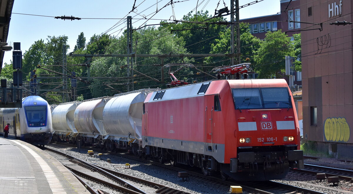 DB Cargo AG [D] mit ihrer  152 106-1  [NVR-Nummer: 91 80 6152 106-1 D-DB] und einem Staubgutzug Richtung Hamburger Hafen am 13.06.23 Vorbeifahrt Bahnhof Hamburg-Harburg.