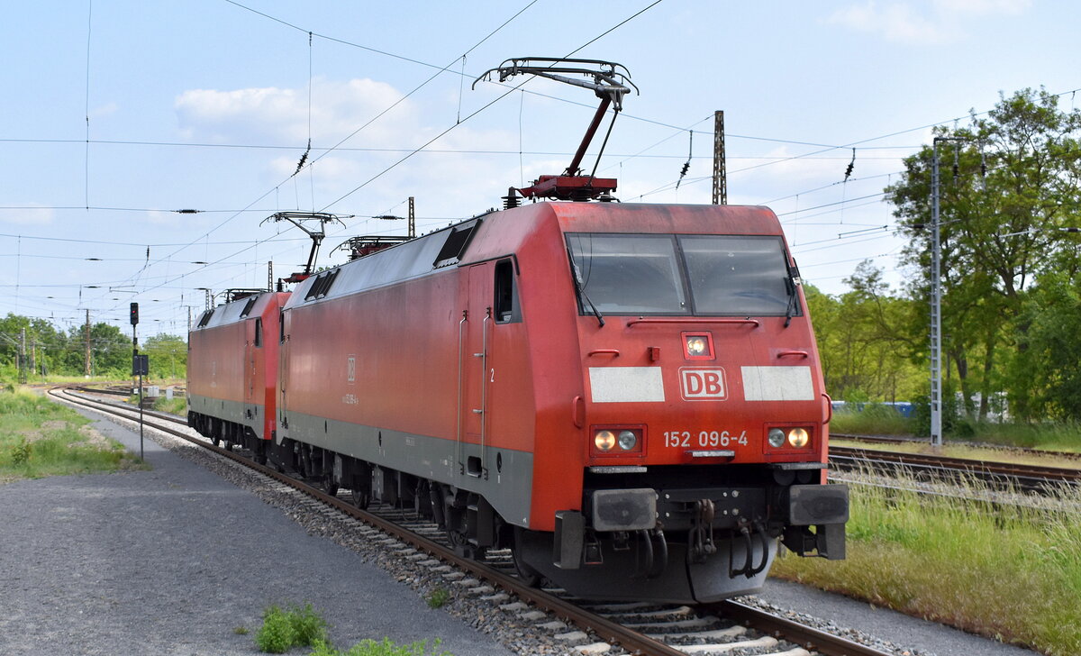 DB Cargo AG [D] mit der Doppeltraktion  152 096-4  [NVR-Nummer: 91 80 6152 096-4 D-DB] +  152 037-8  [NVR-Nummer: 91 80 6152 037-8 D-DB] am 24.05.23 Durchfahrt Bahnhof Frankfurt (Oder). 