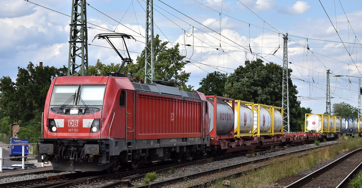 DB Cargo AG [D] mit ihrer  187 151  [NVR-Nummer: 91 80 6187 151-6 D-DB] und einem Containerzug am 19.07.23 Höhe Bahnhof Magdeburg-Neustadt.