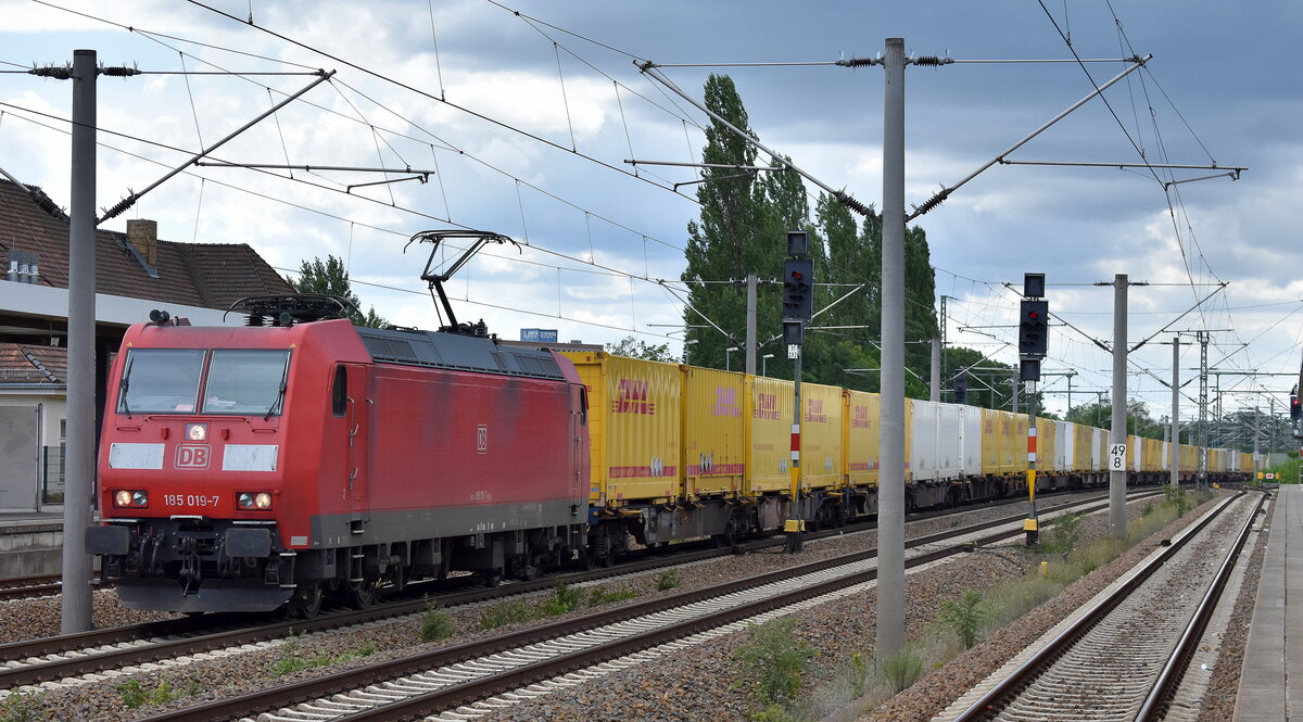 DB Cargo AG [D] mit ihrer  185 019-7  [NVR-Nummer: 91 80 6185 019-7 D-DB] und dem typischen KLV-Zug Richtung DUSS-Terminal Großbeeren am 04.08.23 Höhe Bahnhof Luckenwalde.