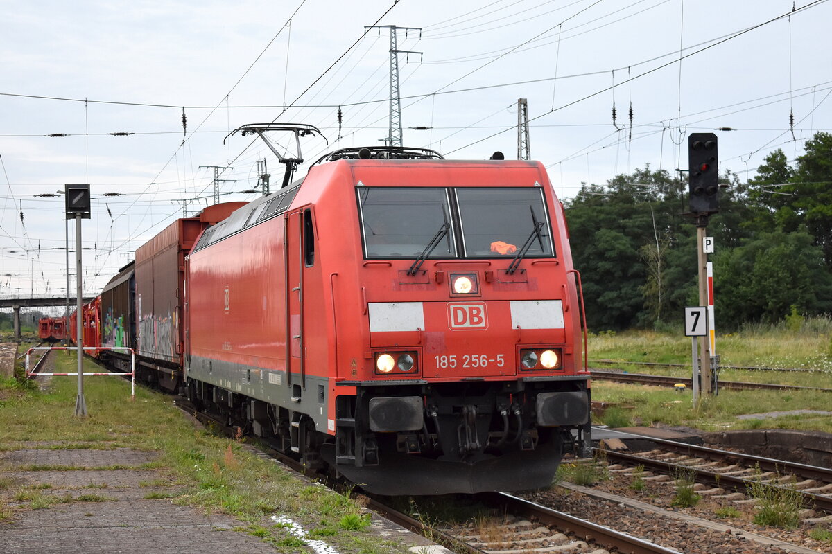 DB Cargo AG [D] mit ihrer  185 256-5  [NVR-Nummer: 91 80 6185 256-5 D-DB] und einem gemischten PKW und PKW Stückgüter Transportzug Durchfahrt Bahnhof Falkenberg/Elster, 05.08.23