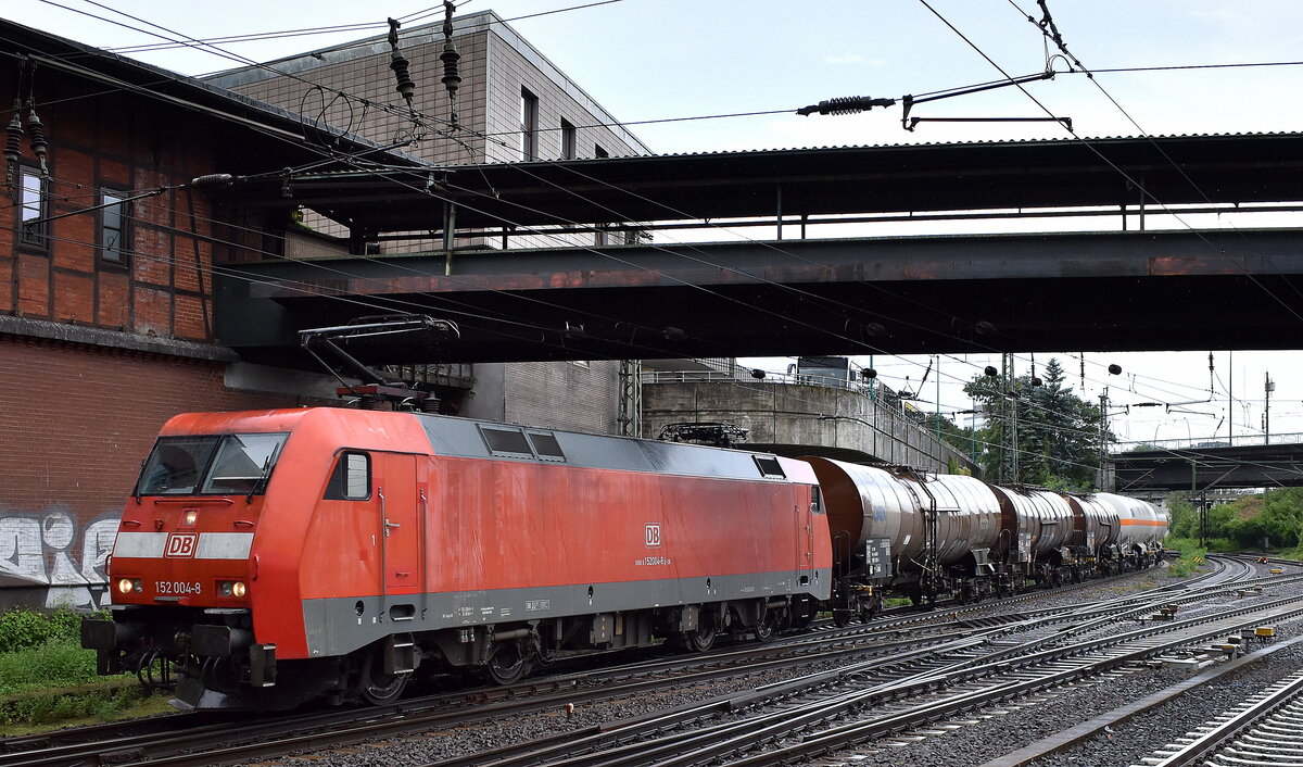 DB Cargo AG [D] mit ihrer  152 004-8  [NVR-Nummer: 91 80 6152 004-8 D-DB] und einem Kesselwagenzug am 03.08.23 Höhe Bahnhof Hamburg-Harburg.