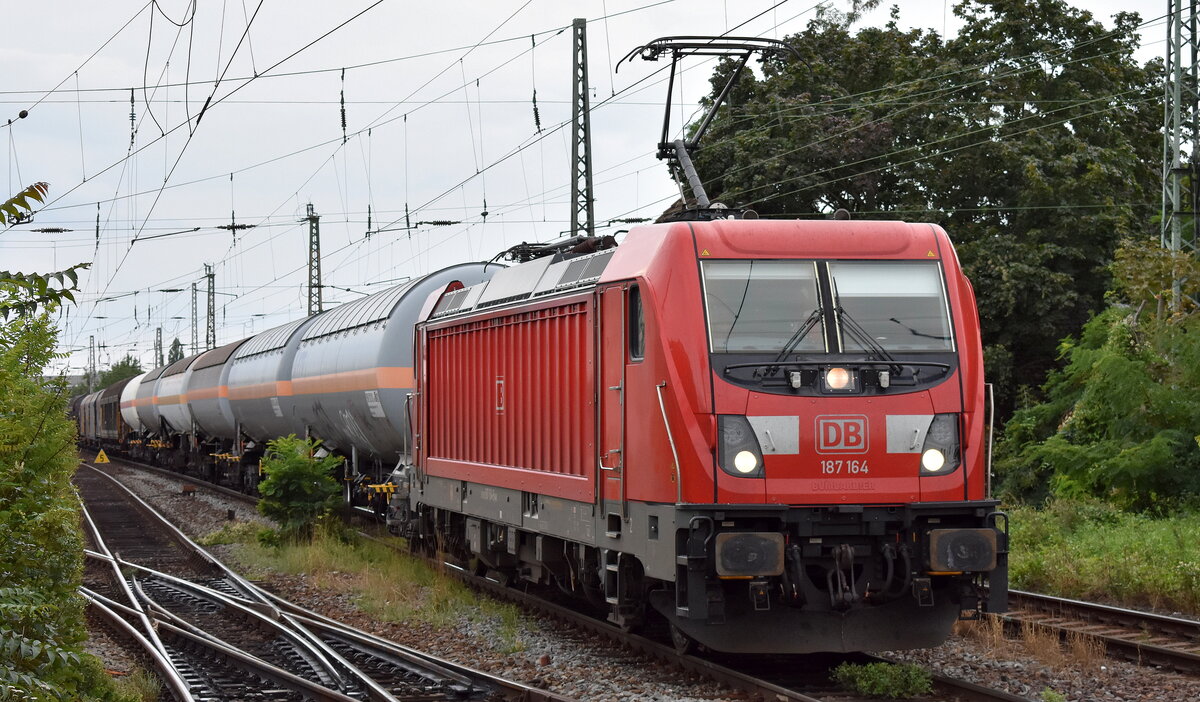 DB Cargo AG [D] mit ihrer  187 164  [NVR-Nummer: 91 80 6187 164-9 D-DB] und einem gemischten Güterzug am 30.08.23 Vorbeifahrt Bahnhof Magdeburg-Neustadt.