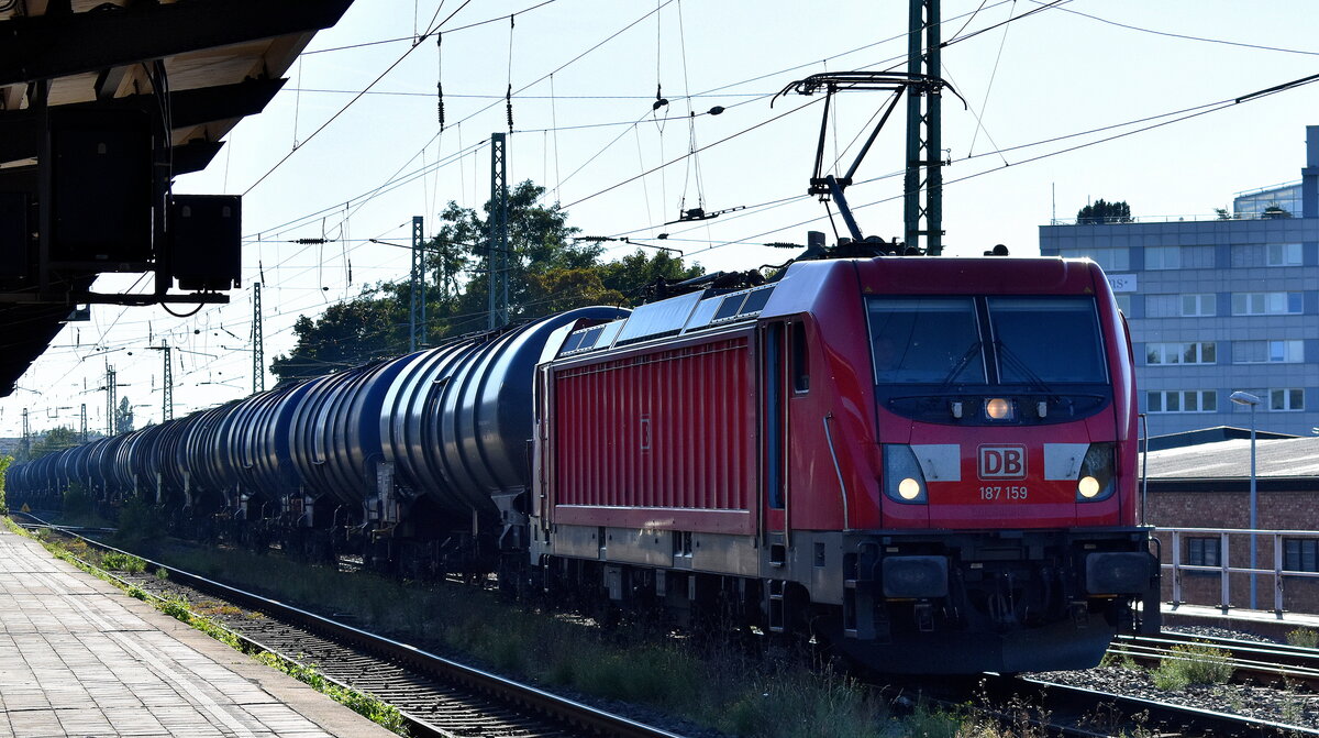 DB Cargo AG [D] mit ihrer  187 159  [NVR-Nummer: 91 80 6187 159-9 D-DB] und einem Kesselwagenzug (Methanol) am 07.09.23 Vorbeifahrt Bahnhof Magdeburg-Neustadt.  