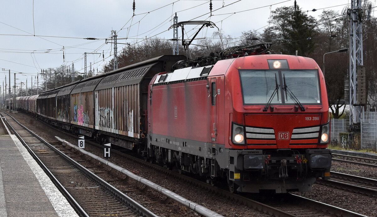 DB Cargo AG [D]  mit 193 398  [NVR-Nummer: 91 80 6193 398-5 D-DB] und einem gemischtem Güterzug am 29.12.22 Berlin Hirschgarten.