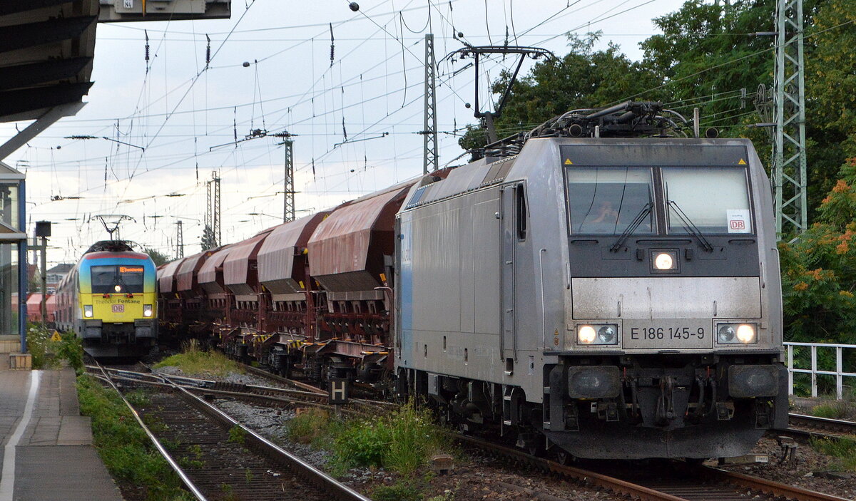 DB Cargo AG (D) siehe Fensterlogo mit der Railpool Lok  E 186 145-9  [NVR-Nummer: 91 80 6186 145-9 D-Rpool] und einem Ganzzug Schüttgutwagen mit Schwenkdach am 13.07.22 Vorbeifahrt Bahnhof Magdeburg-Neustadt.