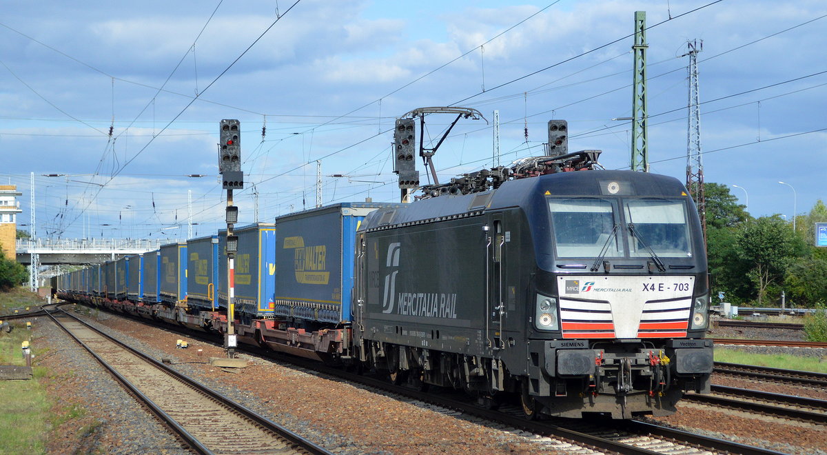 DB Cargo AG [D]/Mercitalia  Rail S.r.l., Roma [I] mit der MRCE Vectron   X4 E - 703  [NVR-Nummer: 91 80 6193 703-6 D-DISPO] und Taschenwagenzug am 10.09.20 Bf. Flughafen Berlin Schönefeld.
