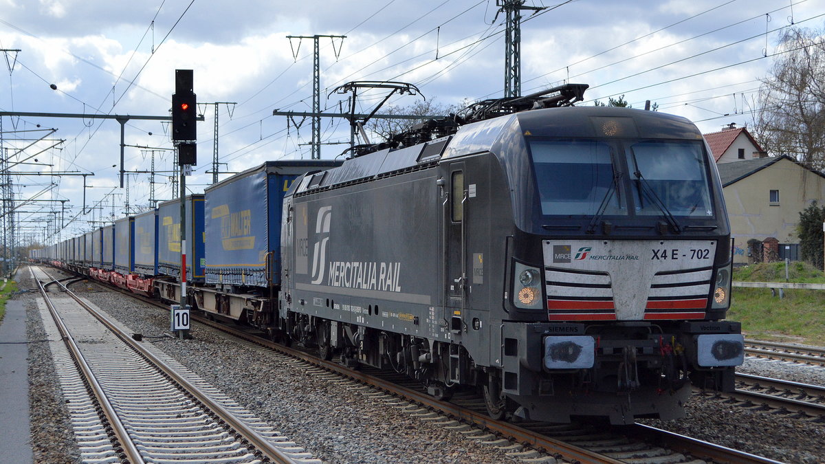 DB Cargo AG [D]/Mercitalia Rail S.r.l., Roma [I] mit der MRCE Vectron  X4 E - 702  [NVR-Nummer: 91 80 6193 702-8 D-DISPO] und Taschenwagenzug Richtung Norden am 14.04.21 Durchfahrt Bf. Golm (Potsdam).