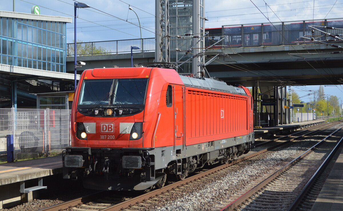 DB Cargo AG, Mainz [D] mit  187 200  [NVR-Nummer: 91 80 6187 200-1 D-DB] am 24.04.22 Durchfahrt Bf. Berlin Hohenschönhausen.